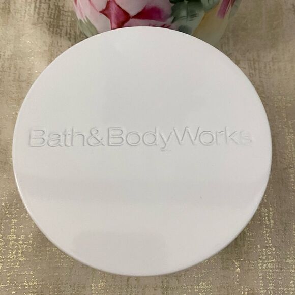 Lot of 4 NWT! Bath & Body Beach Theme Products: 1 Candle, 1 Soap & 2 Lotions - Picture 5 of 12